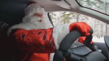 Noel Baba bir araba kullanıyor.