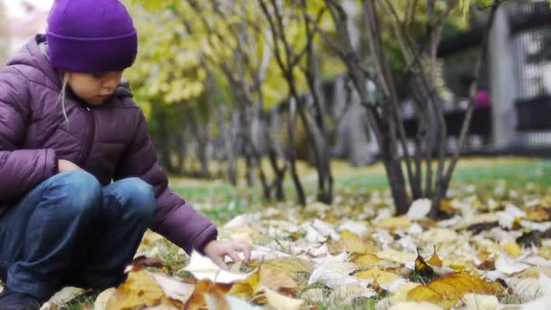 Menina no parque — Vídeo de Stock