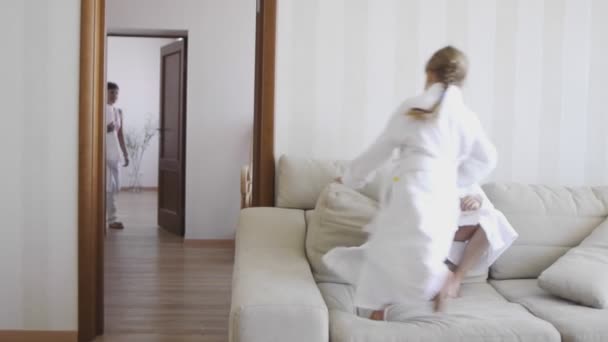 En mamma och hennes två barn i ett hotellrum — Stockvideo