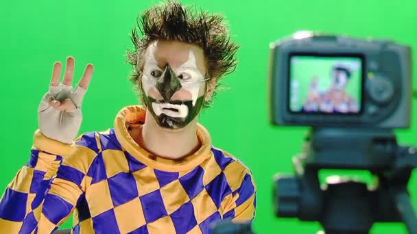 Clown in de groene tv-studio — Stockvideo