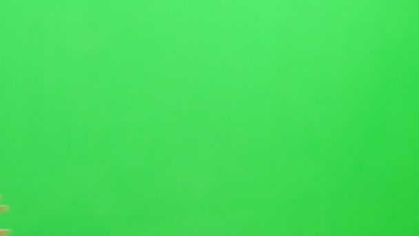 Klaun w zielonym studio TV - sekwencja pędów. — Wideo stockowe