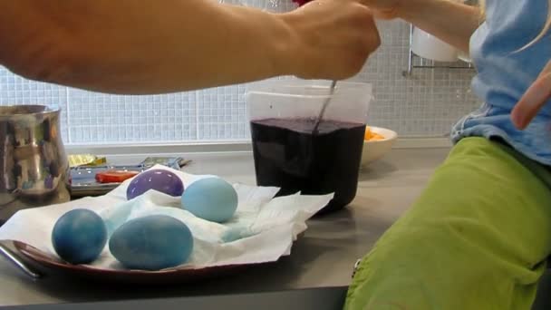 Мама с дочерью делают пасхальные яйца — стоковое видео
