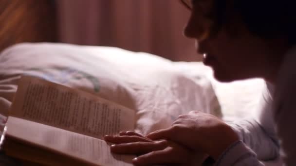 Mom reads a goodnight fairytale to her child. Sequence of rack focus shots — Stock Video