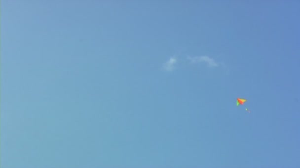 Un cerf-volant volant dans le ciel bleu