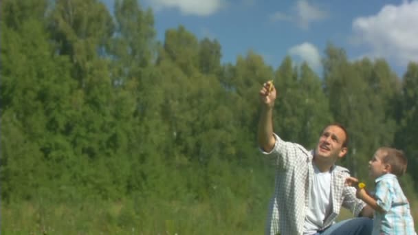 The man with the child flying kite. Slow motion. — Stock Video