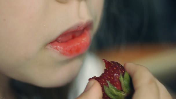 Mädchen isst Erdbeeren — Stockvideo