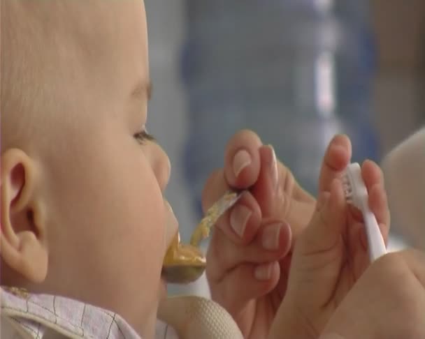 Mamá alimenta al niño. Secuencia de brotes . — Vídeos de Stock