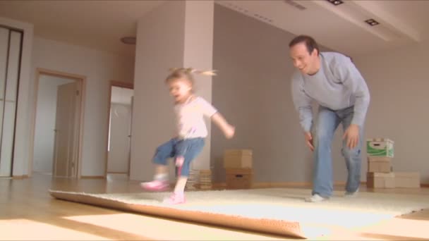 Família feliz se muda para um novo apartamento — Vídeo de Stock