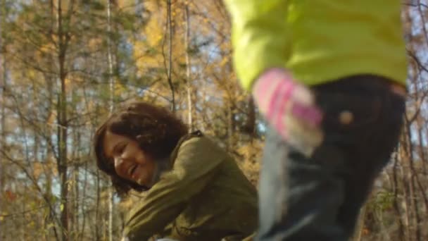 Secuencia de disparos en cámara lenta mamá feliz y la niña lanzar hojas de otoño . — Vídeos de Stock