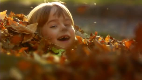 Sequence of slow motion shots happy mum and the little girl throw autumn leaves. — Stock Video