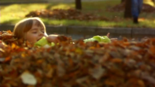 Secuencia de disparos en cámara lenta mamá feliz y la niña lanzar hojas de otoño . — Vídeos de Stock