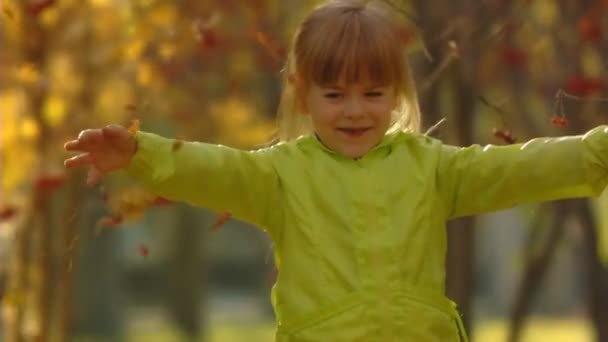 Κορίτσι παίζει με φύλλα — Αρχείο Βίντεο