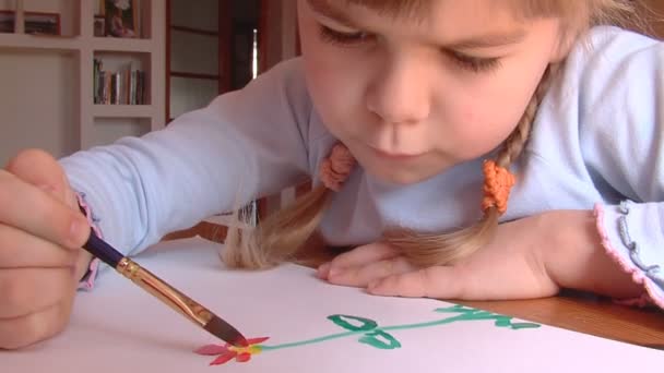 Маленькая девочка рисует акварель — стоковое видео