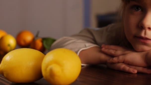 Dolly shot of the little girl and lemon — Stock Video