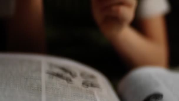 A menina olha sobre o herbário . — Vídeo de Stock
