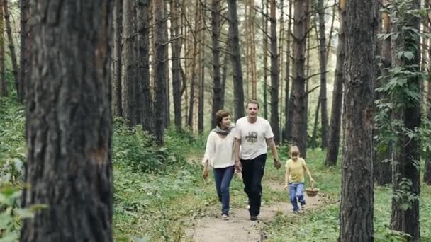Сім'я гуляє в лісі разом — стокове відео