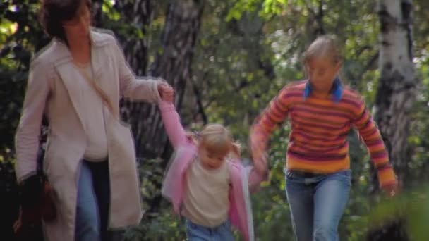 Feliz mamá con hijas corre a nosotros — Vídeos de Stock