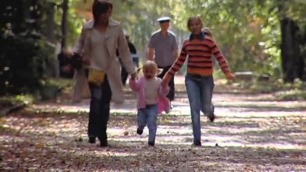 Glückliche Mutter mit Töchtern rennt zu uns — Stockvideo