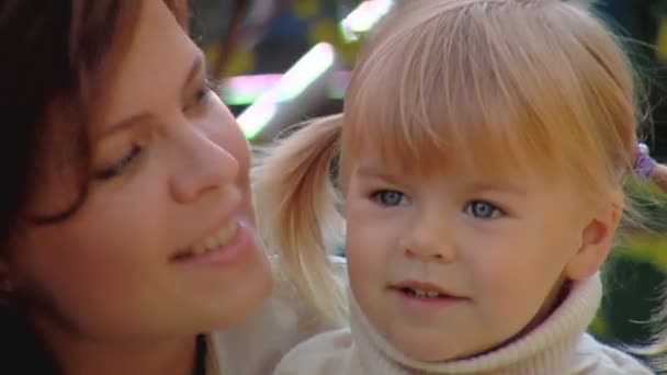 Mamãe beija a filha pequena — Vídeo de Stock