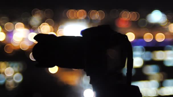 Fotograf pracuje na střeše mrakodrapu. — Stock video