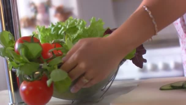 De zwangere vrouw op keuken zet Groenen op een tabel. Slow motion. — Stockvideo