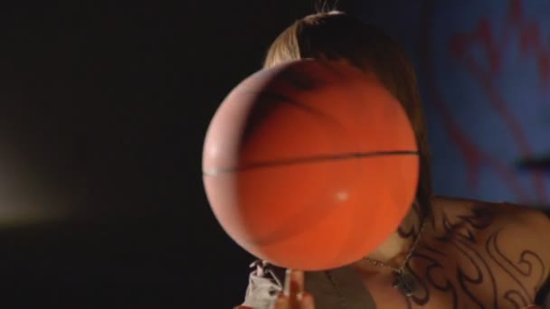 Un joven con baloncesto. Secuencia de disparos . — Vídeos de Stock