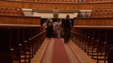 konser salonuna izleyici doldurur