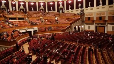 konser salonuna izleyici doldurur
