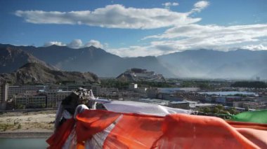 tibet dağlarında dua bayrakları