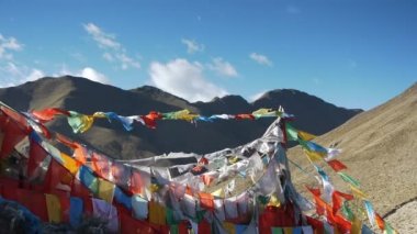 tibet dağlarında dua bayrakları