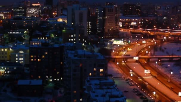 Abendliches Stadtbild. Blick vom Wolkenkratzerdach. — Stockvideo