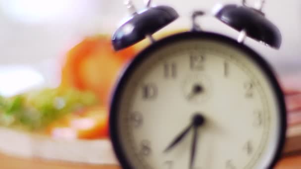 Réveil se déclenche avec tomate en arrière-plan 