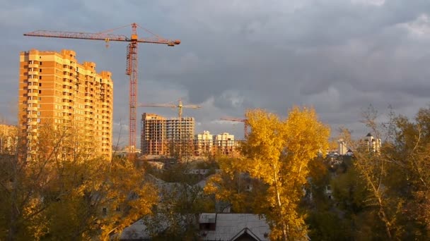 Stadtbild bei Sonnenuntergang — Stockvideo