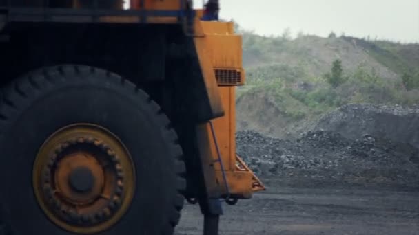 长镜头的卡车怪物岩石 (静态-天) — 图库视频影像