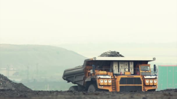 Tiro medio de camiones monstruos roca (estática - día ) — Vídeo de stock