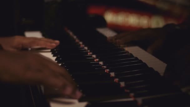 Человек играет на пианино — стоковое видео