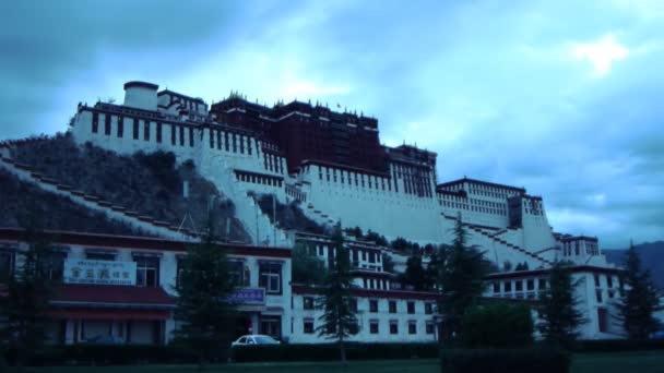 Largo tiro de El Palacio de Potala Dalai Lama Lhasa (estática - amanecer ) — Vídeo de stock