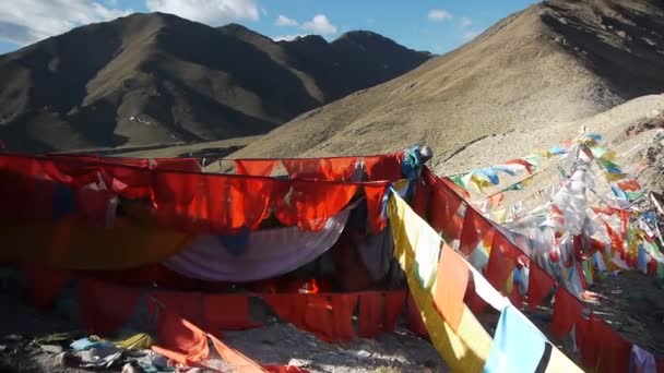 Banderas de oración en las montañas del Tíbet — Vídeos de Stock