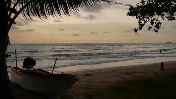 Matahari terbenam yang indah di pulau tropis — Stok Video