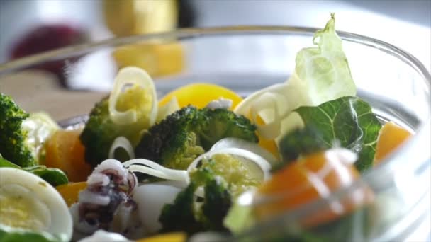 Крупним планом - посипання начинки на салаті — стокове відео