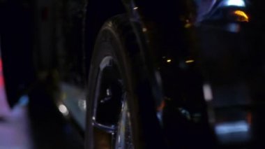 kadın dışarıda Araba geliyor