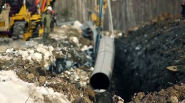 Laying a pipeline in a work zone
