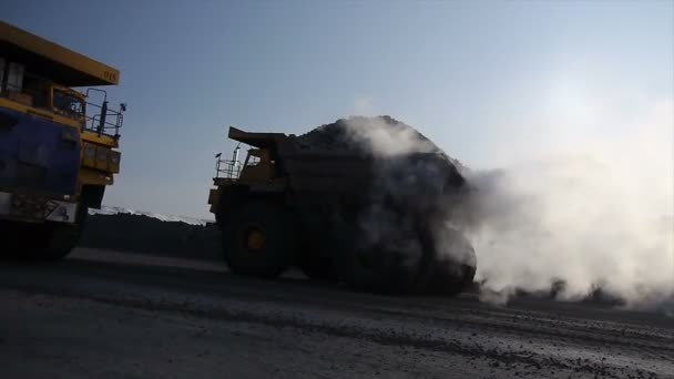 Colpo medio di camion mostri roccia (statico - alba ) — Video Stock