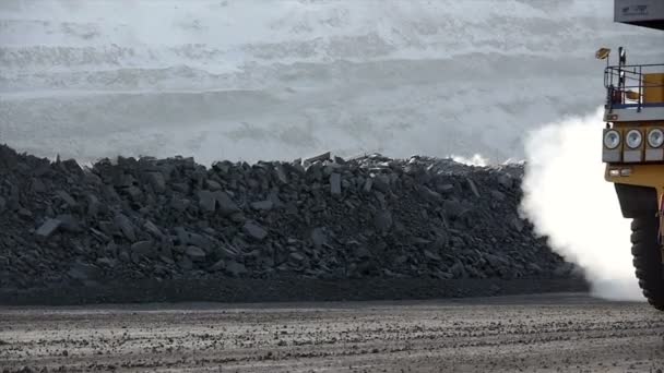 中景的卡车怪物岩石 (静态-黎明) — 图库视频影像