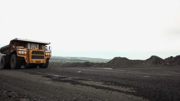 Long shot de camions monstres roche (suivi - jour )