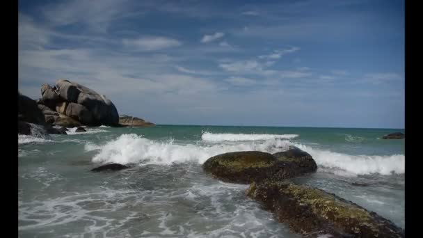 Brede shot van zee thailand rotsen (statische - dag) — Stockvideo