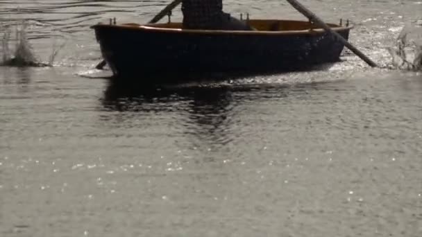 Long shot of boat water lake (statis-hari ) — Stok Video