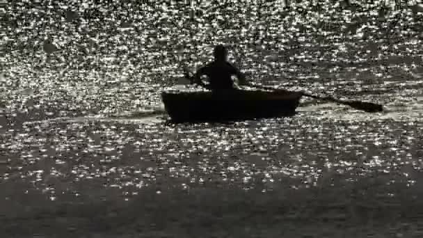 Longo tiro de lago de água de barco (estático - dia ) — Vídeo de Stock