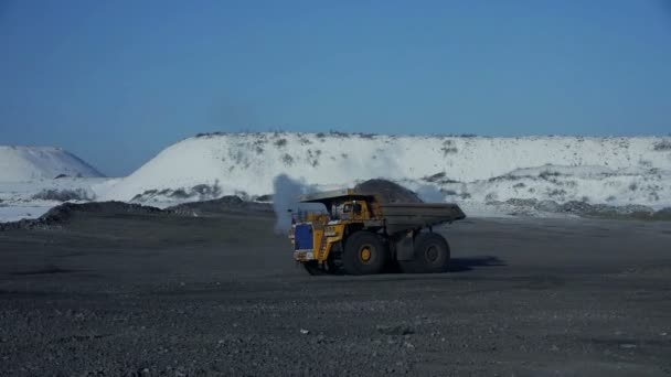 Lungo colpo di camion mostri roccia (statico - alba ) — Video Stock