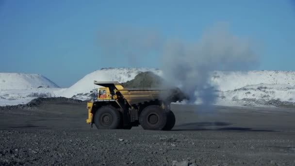 Largo tiro de camiones monstruos roca (estática - amanecer ) — Vídeos de Stock